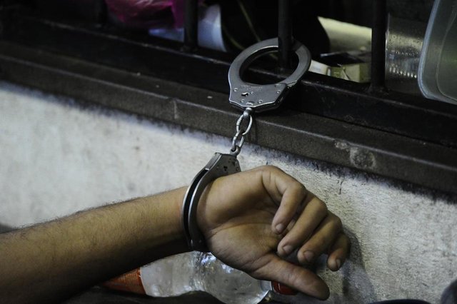 NOVO HAMBURGO, RS, BRASIL.2017-09-12. Presos algemados uns aos outros, dormindo no chão, ha varios dias, e também algemados e cadeiras, balizadores de trânsito e ao predio da Delegacia Central de Polícia de Novo Hamburgo. e e vigiados por policiais militares e guarda municipal.(RONALDO BERNARDI/AGENCIA RBS). NOVO HAMBURGO, RS, BRASIL.2017-09-12. Presos algemados uns aos outros, dormindo no chão, ha varios dias, e também algemados e cadeiras, balizadores de trânsito e ao predio da Delegacia Central de Polícia de Novo Hamburgo. e e vigiados por policiais militares e guarda municipal.(RONALDO BERNARDI/AGENCIA RBS).
