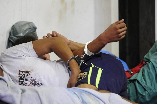 NOVO HAMBURGO, RS, BRASIL.2017-09-12. Presos algemados uns aos outros, dormindo no chão, ha varios dias, e também algemados e cadeiras, balizadores de trânsito e ao predio da Delegacia Central de Polícia de Novo Hamburgo. e e vigiados por policiais militares e guarda municipal.(RONALDO BERNARDI/AGENCIA RBS). NOVO HAMBURGO, RS, BRASIL.2017-09-12. Presos algemados uns aos outros, dormindo no chão, ha varios dias, e também algemados e cadeiras, balizadores de trânsito e ao predio da Delegacia Central de Polícia de Novo Hamburgo. e e vigiados por policiais militares e guarda municipal.(RONALDO BERNARDI/AGENCIA RBS).