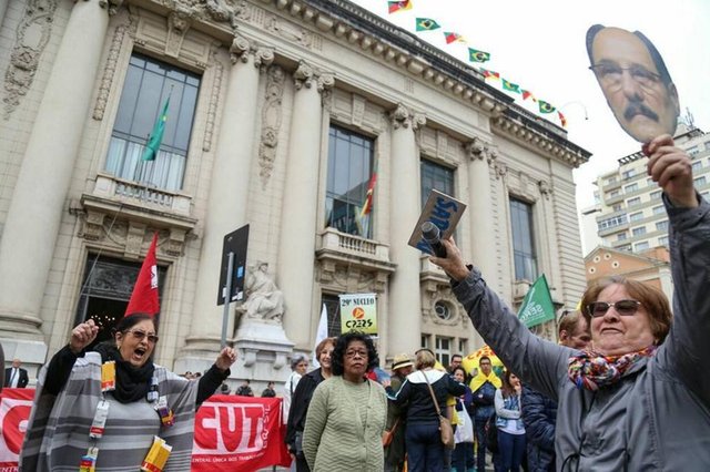 Mobilização dos professores em Porto Alegre contra o parcelamento dos salários Mobilização dos professores em Porto Alegre contra o parcelamento dos salários