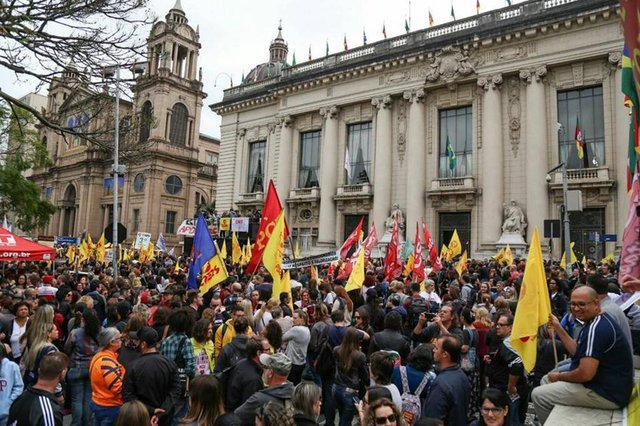 Mobilização dos professores em Porto Alegre contra o parcelamento dos salários Mobilização dos professores em Porto Alegre contra o parcelamento dos salários