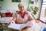 Aos 76 anos, imigrante polonesa escreve livro à mão com memórias da família durante a Segunda Guerra