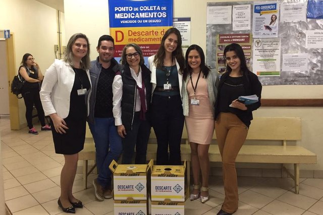 Alunos e professoras da UFSM incentivam população a fazer o descarte correto de medicmanetos. Na foto, da esquerda para a direita: Valéria Limberger Bayer (coordenadora), Carlos Eduardo Brener (bolsista curso de farmácia), Verginia Possatti Rocha (professora), Victória Venturini (bolsista medicina, Edi Franciele Ries (professora), Emanuelly Rossi (bolsista medicina) Alunos e professoras da UFSM incentivam população a fazer o descarte correto de medicmanetos. Na foto, da esquerda para a direita: Valéria Limberger Bayer (coordenadora), Carlos Eduardo Brener (bolsista curso de farmácia), Verginia Possatti Rocha (professora), Victória Venturini (bolsista medicina, Edi Franciele Ries (professora), Emanuelly Rossi (bolsista medicina)