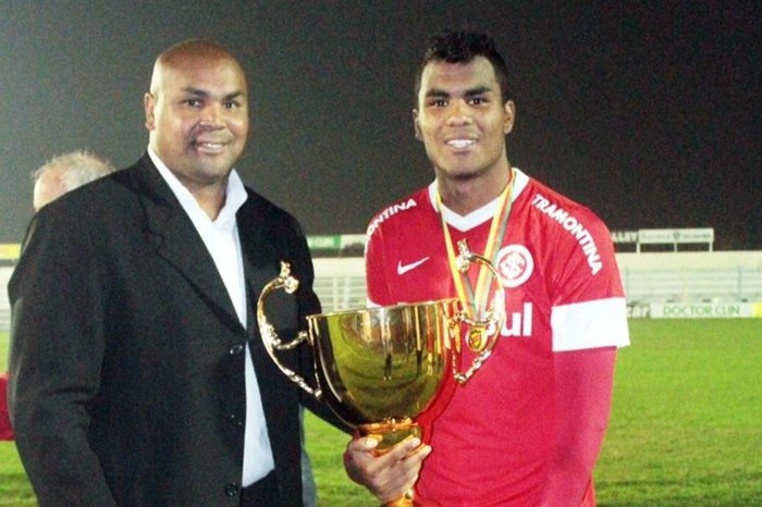 PORTO ALEGRE, RS, BRASIL ¿ O zagueiro Thales, do Internacional, é fotografado com o pai Sandro, que é segurança do clube (FOTO: ARQUIVO PESSOAL)
PORTO ALEGRE, RS, BRASIL ¿ O zagueiro Thales, do Internacional, é fotografado com o pai Sandro, que é segurança do clube (FOTO: ARQUIVO PESSOAL)