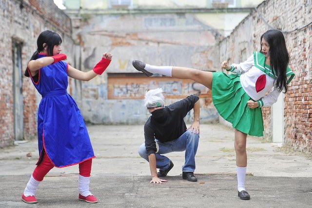 SANTA MARIA, RS, BRASIL. 06/04/2017.Project Shin Anime Dreamers completa 10 anos. Nesta edição, além de concurso de Cosplay, terá campeonato de videogame, apresentação de dança K-pop, venda de animes, jogos e quiz. Evento será realizado sábado e domingo, no Ateliê da Gare.Na foto, o organizador Lúcio Hiko (de camiseta preta) e os cosplayJéssica Gonçalves, 22 anos, de Chichi, do Dragon Ball ZO Sammy Yang, não revelou a idade, de Kakashi do anime NarutoE a Young Ju, 23 anos, de Kagome do anime INU-YASHAFOTO: GABRIEL HAESBAERT / NEWCO DSM SANTA MARIA, RS, BRASIL. 06/04/2017.Project Shin Anime Dreamers completa 10 anos. Nesta edição, além de concurso de Cosplay, terá campeonato de videogame, apresentação de dança K-pop, venda de animes, jogos e quiz. Evento será realizado sábado e domingo, no Ateliê da Gare.Na foto, o organizador Lúcio Hiko (de camiseta preta) e os cosplayJéssica Gonçalves, 22 anos, de Chichi, do Dragon Ball ZO Sammy Yang, não revelou a idade, de Kakashi do anime NarutoE a Young Ju, 23 anos, de Kagome do anime INU-YASHAFOTO: GABRIEL HAESBAERT / NEWCO DSM