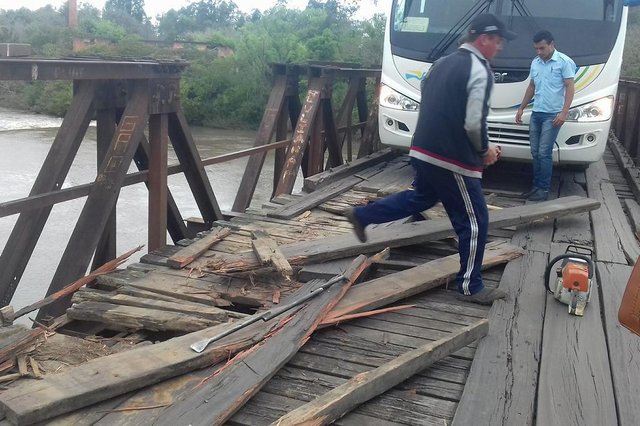 Moradores e motoristas fazem o conserto das madeiras da ponte das Tunas, entre Restinga Seca e Formigueiro. Moradores e motoristas fazem o conserto das madeiras da ponte das Tunas, entre Restinga Seca e Formigueiro.