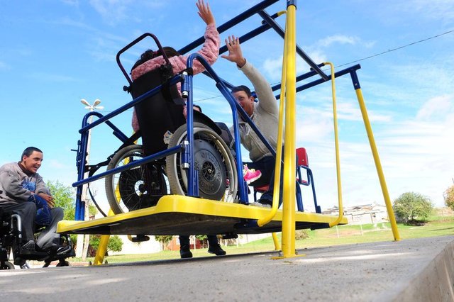 CAXIAS DO SUL, RS, BRASIL (31/09/2017) Escola Arnaldo Ballvê instala equipamento para cadeirantes brincarem de balanço com segurança, propósito que promove a inclusão social. NA FOTO, O CUIDADOR MAIRLON SCHMIDT ALANO COM A ALUNA BRUNA MENEGAT DONDÉ, 11 ANOS. (Roni Rigon/Pioneiro). CAXIAS DO SUL, RS, BRASIL (31/09/2017) Escola Arnaldo Ballvê instala equipamento para cadeirantes brincarem de balanço com segurança, propósito que promove a inclusão social. NA FOTO, O CUIDADOR MAIRLON SCHMIDT ALANO COM A ALUNA BRUNA MENEGAT DONDÉ, 11 ANOS. (Roni Rigon/Pioneiro).