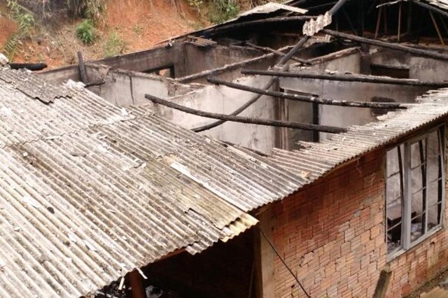 Às 1340 hs incêndio em residência de alvenaria na rua Rui Barbosa, Progresso. Houve danos em aproximadamente 70 % da residência e um consumo de 6.000 l de água para extinção. Causa desconhecida. Não houve vítimas. Às 1340 hs incêndio em residência de alvenaria na rua Rui Barbosa, Progresso. Houve danos em aproximadamente 70 % da residência e um consumo de 6.000 l de água para extinção. Causa desconhecida. Não houve vítimas.