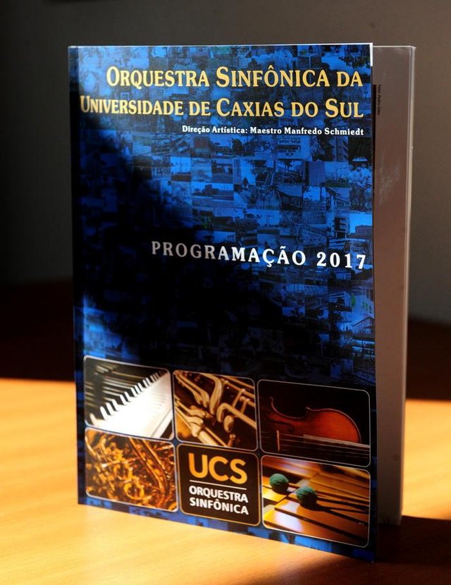 CAXIAS DO SUL, RS, BRASIL. Pioneiro, 31/03;1982. Coral da UCS lançou seu primeiro disco em 31 de março de 1982, por ocasião dos 15 anos de fundação da universidade de caxias do Sul. Coral foi regido por Nestor Wennholz. NA FOTO, REVISTA QUE RELATA A PROGRAÇÃO MUSICAL DA ORQUESTRA SINFONICA DA UCS 2017. (Roni Rigon/Pioneiro). CAXIAS DO SUL, RS, BRASIL. Pioneiro, 31/03;1982. Coral da UCS lançou seu primeiro disco em 31 de março de 1982, por ocasião dos 15 anos de fundação da universidade de caxias do Sul. Coral foi regido por Nestor Wennholz. NA FOTO, REVISTA QUE RELATA A PROGRAÇÃO MUSICAL DA ORQUESTRA SINFONICA DA UCS 2017. (Roni Rigon/Pioneiro).