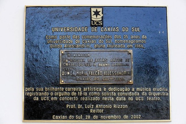 CAXIAS DO SUL, RS, BARSil (10/09/2017). UCS 50 Anos. Placas em bronze, no UCS Teatro, homenageiam celebridades como Olinda Allessandrini, Mercedes Sossa e Dilma Rousseff. NA FOTO, PLACA DA OLINDA ALLESSANDRINI. (Roni Rigon?pioneiro). CAXIAS DO SUL, RS, BARSil (10/09/2017). UCS 50 Anos. Placas em bronze, no UCS Teatro, homenageiam celebridades como Olinda Allessandrini, Mercedes Sossa e Dilma Rousseff. NA FOTO, PLACA DA OLINDA ALLESSANDRINI. (Roni Rigon?pioneiro).