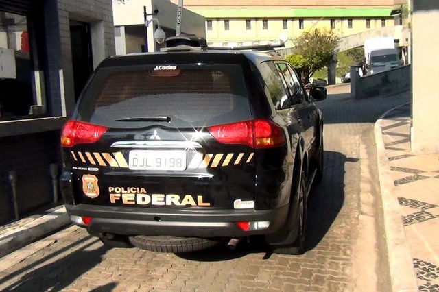 SÃO PAULO,SP,13.09.2017:PRISÃO-WESLEY-BATISTA - Viatura transportando um dos donos da J&F e diretor presidente da JBS, Wesley Batista, após sua prisão, é vista na entrada da sede da Polícia Federal, em São Paulo (SP), nesta quarta-feira (13). A ordem de prisão preventiva, sem data para expirar, foi expedida pela 6ª Vara Federal Criminal, devido a investigação do uso de informações privilegiadas para lucrar no mercado financeiro entre abril e 17 maio de 2017. (Foto: Marcos Bezerra/Futura Press/Folhapress) SÃO PAULO,SP,13.09.2017:PRISÃO-WESLEY-BATISTA - Viatura transportando um dos donos da J&F e diretor presidente da JBS, Wesley Batista, após sua prisão, é vista na entrada da sede da Polícia Federal, em São Paulo (SP), nesta quarta-feira (13). A ordem de prisão preventiva, sem data para expirar, foi expedida pela 6ª Vara Federal Criminal, devido a investigação do uso de informações privilegiadas para lucrar no mercado financeiro entre abril e 17 maio de 2017. (Foto: Marcos Bezerra/Futura Press/Folhapress)