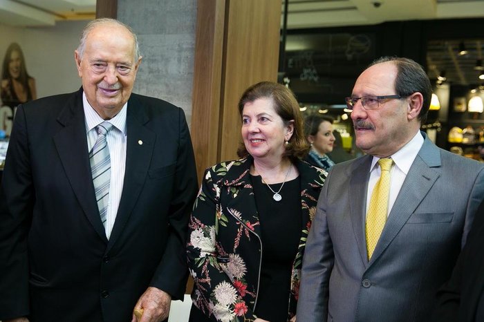 PORTO ALEGRE, RS, BRASIL, 11-09-2017. Raul Randon, Maria Helena e José Ivo Sartori. Lançamento do documentário sobre Raul Randon no GNC Cinemas Iguatemi. (FOTO ANDRÉA GRAIZ, AGÊNCIA RBS, REDE SOCIAL)
Indexador: Andrea Graiz
PORTO ALEGRE, RS, BRASIL, 11-09-2017. Raul Randon, Maria Helena e José Ivo Sartori. Lançamento do documentário sobre Raul Randon no GNC Cinemas Iguatemi. (FOTO ANDRÉA GRAIZ, AGÊNCIA RBS, REDE SOCIAL)
Indexador: Andrea Graiz