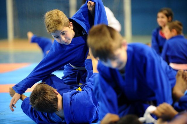 JOINVILLE, SC, BRASIL (08-09-2017) - Ederson Teles durante aula de Jiu Jitsu para crianças no bairro Morro do Meio(Foto: Maykon Lammerhirt, A Notícia) JOINVILLE, SC, BRASIL (08-09-2017) - Ederson Teles durante aula de Jiu Jitsu para crianças no bairro Morro do Meio(Foto: Maykon Lammerhirt, A Notícia)