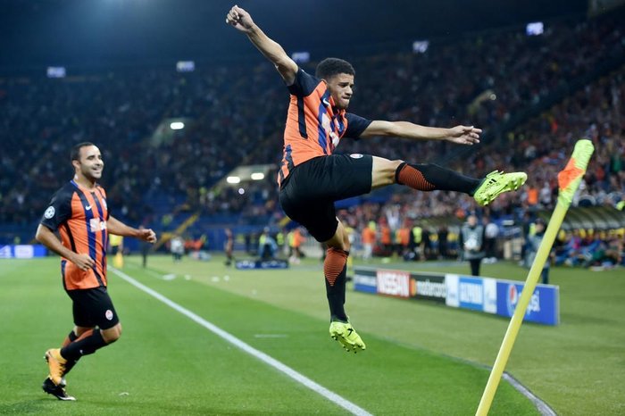 FC Shakhtar Donetsks Taison (C) celebrates with a teammate after scoring during the UEFA Champions League Group F football match between FC Shakhtar Donetsk and SSC Napoli at The Metalist Stadium in Kharkiv on September 13, 2017. / AFP PHOTO /
Editoria: SPO
Local: Kharkiv
Indexador: SERGEI SUPINSKY
Secao: soccer
Fonte: AFP
Fotógrafo: STF
FC Shakhtar Donetsks Taison (C) celebrates with a teammate after scoring during the UEFA Champions League Group F football match between FC Shakhtar Donetsk and SSC Napoli at The Metalist Stadium in Kharkiv on September 13, 2017. / AFP PHOTO /
Editoria: SPO
Local: Kharkiv
Indexador: SERGEI SUPINSKY
Secao: soccer
Fonte: AFP
Fotógrafo: STF