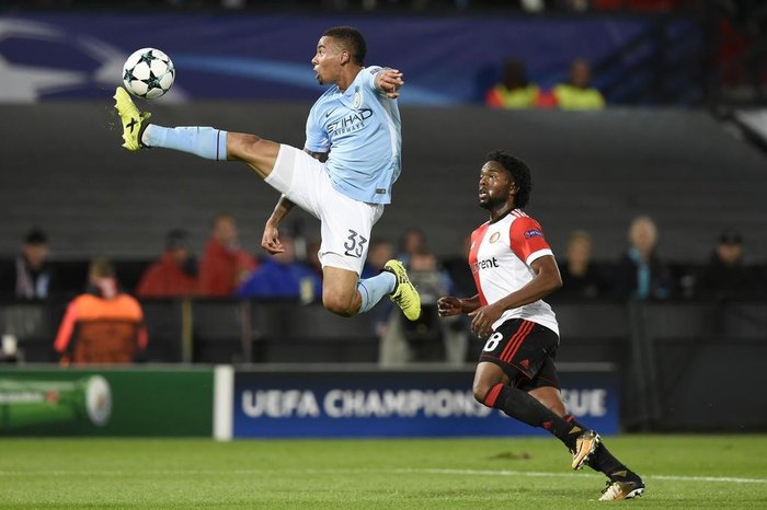 Manchester Citys Brazilian striker Gabriel Jesus (L) vies vies for the ball with Feyenoords Dutch defender Miquel Nelom during the UEFA Champions League Group F football match between Feyenoord Rotterdam and Manchester City at the Feyenoord Stadium in Rotterdam, on September 13, 2017. / AFP PHOTO /
Editoria: SPO
Local: Rotterdam
Indexador: JOHN THYS
Secao: soccer
Fonte: AFP
Fotógrafo: STR
Manchester Citys Brazilian striker Gabriel Jesus (L) vies vies for the ball with Feyenoords Dutch defender Miquel Nelom during the UEFA Champions League Group F football match between Feyenoord Rotterdam and Manchester City at the Feyenoord Stadium in Rotterdam, on September 13, 2017. / AFP PHOTO /
Editoria: SPO
Local: Rotterdam
Indexador: JOHN THYS
Secao: soccer
Fonte: AFP
Fotógrafo: STR