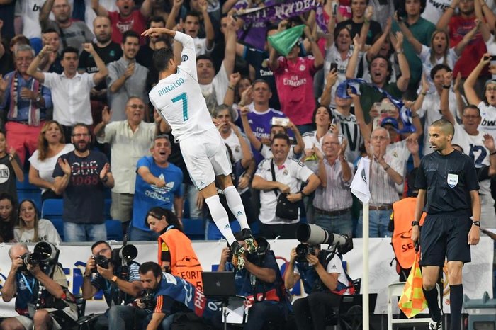 Real Madrids forward from Portugal Cristiano Ronaldo celebrates after scoring during the UEFA Champions League football match Real Madrid CF vs APOEL FC at the Santiago Bernabeu stadium in Madrid on September 13, 2017. / AFP PHOTO /
Editoria: SPO
Local: Madrid
Indexador: GABRIEL BOUYS
Secao: soccer
Fonte: AFP
Fotógrafo: STF
Real Madrids forward from Portugal Cristiano Ronaldo celebrates after scoring during the UEFA Champions League football match Real Madrid CF vs APOEL FC at the Santiago Bernabeu stadium in Madrid on September 13, 2017. / AFP PHOTO /
Editoria: SPO
Local: Madrid
Indexador: GABRIEL BOUYS
Secao: soccer
Fonte: AFP
Fotógrafo: STF