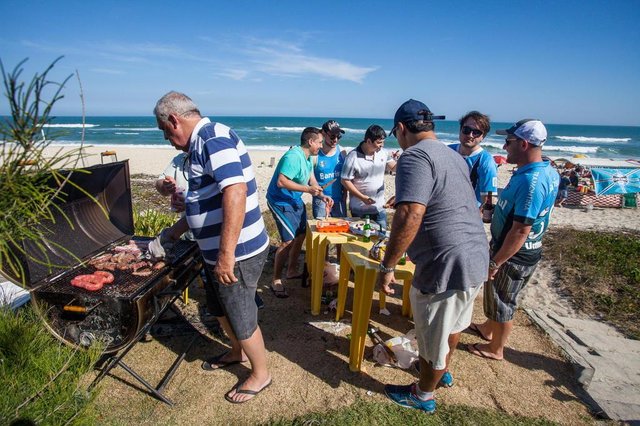 RS - FUTEBOL/GREMIO - ESPORTES - Torcida do Gremio na praia da Barra antes partida contra o Botafogo, valida pela Libertadores 2017. FOTO: LUCAS UEBEL/GREMIO FBPA RS - FUTEBOL/GREMIO - ESPORTES - Torcida do Gremio na praia da Barra antes partida contra o Botafogo, valida pela Libertadores 2017. FOTO: LUCAS UEBEL/GREMIO FBPA