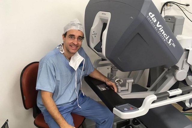 O urologista de Joinville Fábio Lepper vem se destacando cada vez mais quando o assunto é cirurgia robótica. Ele é um dos pioneiros no Estado a ter certificado pela Intuitive Surgical, na Califórnia, e reforça que a tecnologia tem sido uma aliada dos médicos proporcionando ainda mais qualidade de vida aos pacientes. O urologista de Joinville Fábio Lepper vem se destacando cada vez mais quando o assunto é cirurgia robótica. Ele é um dos pioneiros no Estado a ter certificado pela Intuitive Surgical, na Califórnia, e reforça que a tecnologia tem sido uma aliada dos médicos proporcionando ainda mais qualidade de vida aos pacientes.