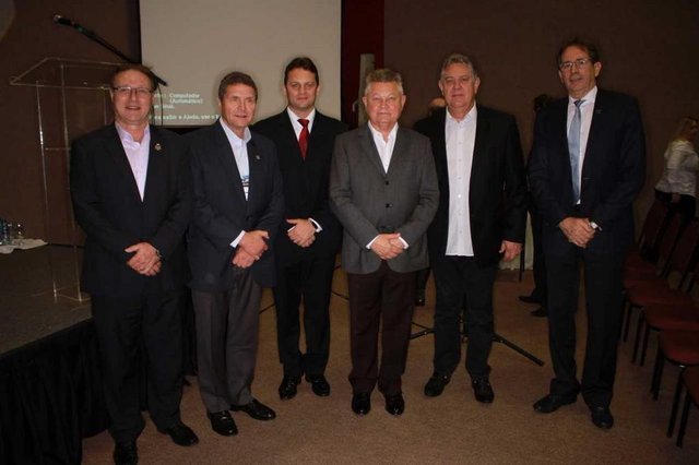Na abertura do evento, o vice-prefeito Nelson Coelho, o palestrante João Marchesan, presidente do Conselho de Administração da Abimaq, Richard Spirandelli, diretor da Messe Brasil, o prefeito Udo Döhler, Raulino Esbiteskoski, secretário de Cultura e Turismo e Mário Cezar de Aguiar, 1°-vice-presidente da Fiesc. O evento vai até sexta-feira na Expoville. Na abertura do evento, o vice-prefeito Nelson Coelho, o palestrante João Marchesan, presidente do Conselho de Administração da Abimaq, Richard Spirandelli, diretor da Messe Brasil, o prefeito Udo Döhler, Raulino Esbiteskoski, secretário de Cultura e Turismo e Mário Cezar de Aguiar, 1°-vice-presidente da Fiesc. O evento vai até sexta-feira na Expoville.