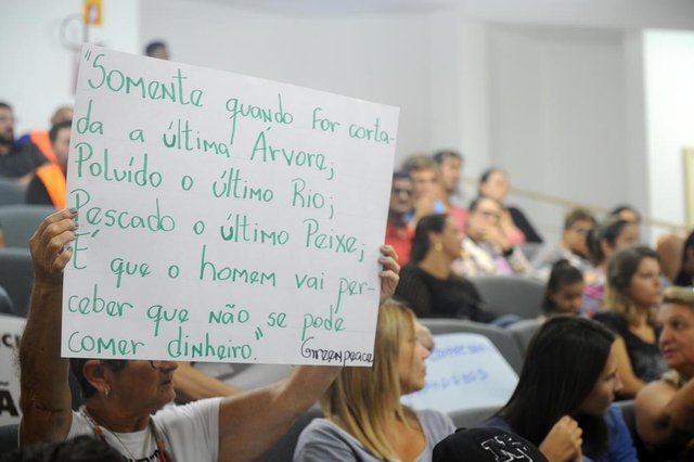SÃO FRANCISCO DO SUL, SC, BRASIL (31-03-2017) - Comunidade protesta na Câmara de vereadore de São Francisco do Sul contra a instalação de um porto na Praia do forte em São Francisco do Sul. (Foto: Maykon Lammerhirt, Agencia RBS) SÃO FRANCISCO DO SUL, SC, BRASIL (31-03-2017) - Comunidade protesta na Câmara de vereadore de São Francisco do Sul contra a instalação de um porto na Praia do forte em São Francisco do Sul. (Foto: Maykon Lammerhirt, Agencia RBS)