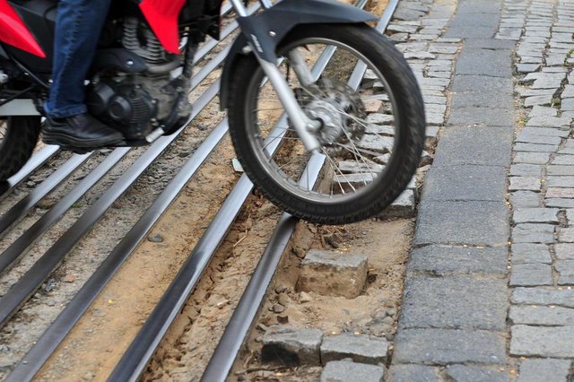 JOINVILLE,SC,BRASIL,13-09-2017.Teste AN.A notícia percorreu á rua Copacabana e encontrou diverssos problemas.Trilho sem paralelepípido.(Foto:Salmo Duarte/A Notícia) JOINVILLE,SC,BRASIL,13-09-2017.Teste AN.A notícia percorreu á rua Copacabana e encontrou diverssos problemas.Trilho sem paralelepípido.(Foto:Salmo Duarte/A Notícia)