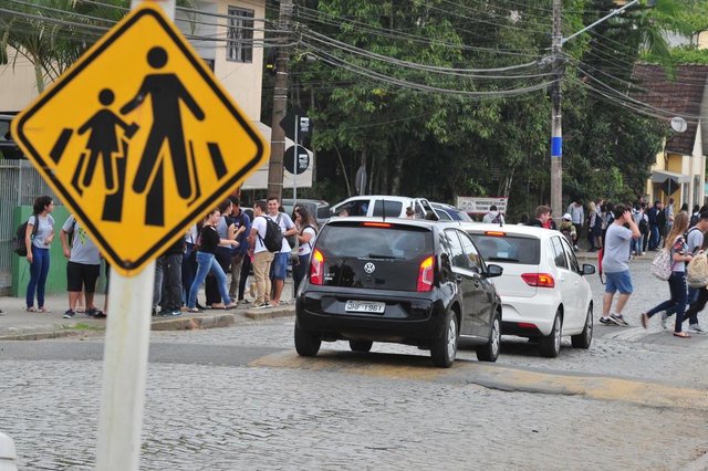JOINVILLE,SC,BRASIL,13-09-2017.Teste AN.A notícia percorreu á rua Copacabana e encontrou diverssos problemas.Lombada com falha.(Foto:Salmo Duarte/A Notícia) JOINVILLE,SC,BRASIL,13-09-2017.Teste AN.A notícia percorreu á rua Copacabana e encontrou diverssos problemas.Lombada com falha.(Foto:Salmo Duarte/A Notícia)