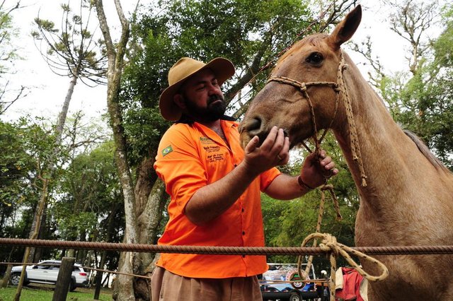 CAXIAS DO SUL, RS, BRASIL, 13/09/2017 - Apreciadores da tradição já se preparam para o acampamento Farroupilha, nos pavilhoes da Festa da Uva. NA FOTO: Odirlei Deon Vieira, 37, metalúrgico, do CTG Laço em Família. (Marcelo Casagrande/Agência RBS) CAXIAS DO SUL, RS, BRASIL, 13/09/2017 - Apreciadores da tradição já se preparam para o acampamento Farroupilha, nos pavilhoes da Festa da Uva. NA FOTO: Odirlei Deon Vieira, 37, metalúrgico, do CTG Laço em Família. (Marcelo Casagrande/Agência RBS)
