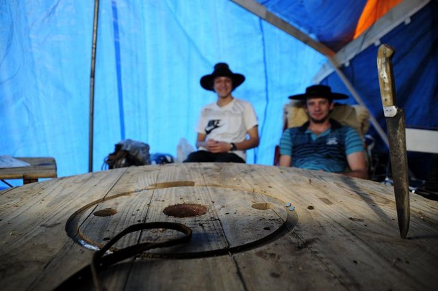 CAXIAS DO SUL, RS, BRASIL, 13/09/2017 - Tradicionalismo - Semana Farroupilha. Apreciadores da tradição já se preparam para o acampamento Farroupilha, nos pavilhoes da Festa da Uva. NA FOTO: Vinícius dos Santos Soares (de branco), 14 anos, vai participar das provas de laço e Alexandre Dandolini (de azul), 30 anos, metalúrgico. Natural de Santa Catarina, adotou as tradições gaúchas. (Marcelo Casagrande/Agência RBS) CAXIAS DO SUL, RS, BRASIL, 13/09/2017 - Tradicionalismo - Semana Farroupilha. Apreciadores da tradição já se preparam para o acampamento Farroupilha, nos pavilhoes da Festa da Uva. NA FOTO: Vinícius dos Santos Soares (de branco), 14 anos, vai participar das provas de laço e Alexandre Dandolini (de azul), 30 anos, metalúrgico. Natural de Santa Catarina, adotou as tradições gaúchas. (Marcelo Casagrande/Agência RBS)