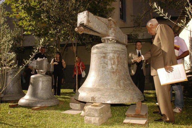 *** Campanário-RicardoW *** Catedral Diocesana de Caxias apresenta à comunidade projeto de construção de campanário Na foto o sr Walter Gomes Pinto (dir) com os Sinos Fonte: BD PIO Fotógrafo: Ricardo Wolffenbuttel *** Campanário-RicardoW *** Catedral Diocesana de Caxias apresenta à comunidade projeto de construção de campanário Na foto o sr Walter Gomes Pinto (dir) com os Sinos Fonte: BD PIO Fotógrafo: Ricardo Wolffenbuttel