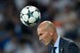  A ball passes above Real Madrid's French coach Zinedine Zidane during the UEFA Champions League football match Real Madrid CF vs APOEL FC at the Santiago Bernabeu stadium in Madrid on September 13, 2017. / AFP PHOTO / GABRIEL BOUYSEditoria: SPOLocal: MadridIndexador: GABRIEL BOUYSSecao: soccerFonte: AFPFotógrafo: STF