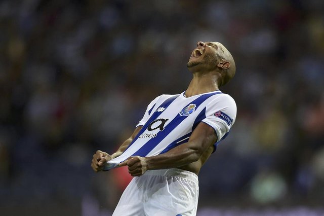 Portos Algerian forward Yacine Brahimi reacts after loosing a chance to scoreduring the UEFA Champions League football match FC Porto vs Beskitas JK at the Dragao stadium in Porto on September 13, 2017.Besiktas won the match 3-1. / AFP PHOTO / MIGUEL RIOPAEditoria: SPOLocal: PortoIndexador: MIGUEL RIOPASecao: soccerFonte: AFPFotógrafo: STR Portos Algerian forward Yacine Brahimi reacts after loosing a chance to scoreduring the UEFA Champions League football match FC Porto vs Beskitas JK at the Dragao stadium in Porto on September 13, 2017.Besiktas won the match 3-1. / AFP PHOTO / MIGUEL RIOPAEditoria: SPOLocal: PortoIndexador: MIGUEL RIOPASecao: soccerFonte: AFPFotógrafo: STR