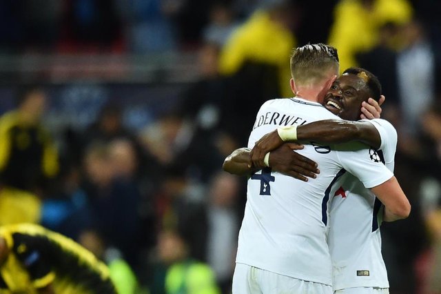 Tottenham Hotspurs Belgian defender Toby Alderweireld (L) embraces Tottenham Hotspurs Ivorian defender Serge Aurier after winning the UEFA Champions League Group H football match between Tottenham Hotspur and Borussia Dortmund at Wembley Stadium in London, on September 13, 2017. / AFP PHOTO / Glyn KIRKEditoria: SPOLocal: LondonIndexador: GLYN KIRKSecao: soccerFonte: AFPFotógrafo: STR Tottenham Hotspurs Belgian defender Toby Alderweireld (L) embraces Tottenham Hotspurs Ivorian defender Serge Aurier after winning the UEFA Champions League Group H football match between Tottenham Hotspur and Borussia Dortmund at Wembley Stadium in London, on September 13, 2017. / AFP PHOTO / Glyn KIRKEditoria: SPOLocal: LondonIndexador: GLYN KIRKSecao: soccerFonte: AFPFotógrafo: STR