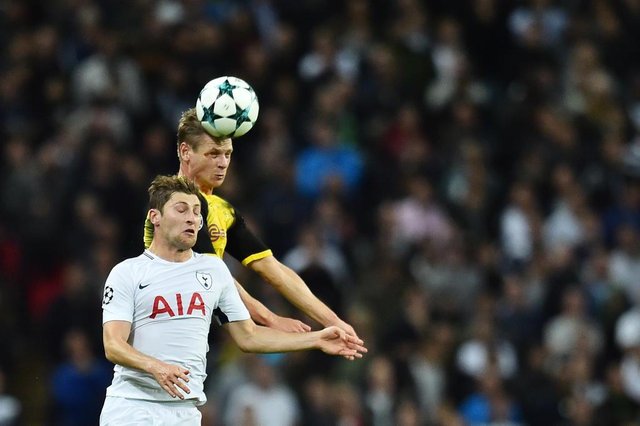 Tottenham Hotspurs Welsh defender Ben Davies (L) jumps for a header with Borussia Dortmunds Polish defender Lukasz Piszczek during the UEFA Champions League Group H football match between Tottenham Hotspur and Borussia Dortmund at Wembley Stadium in London, on September 13, 2017. / AFP PHOTO / Glyn KIRKEditoria: SPOLocal: LondonIndexador: GLYN KIRKSecao: soccerFonte: AFPFotógrafo: STR Tottenham Hotspurs Welsh defender Ben Davies (L) jumps for a header with Borussia Dortmunds Polish defender Lukasz Piszczek during the UEFA Champions League Group H football match between Tottenham Hotspur and Borussia Dortmund at Wembley Stadium in London, on September 13, 2017. / AFP PHOTO / Glyn KIRKEditoria: SPOLocal: LondonIndexador: GLYN KIRKSecao: soccerFonte: AFPFotógrafo: STR