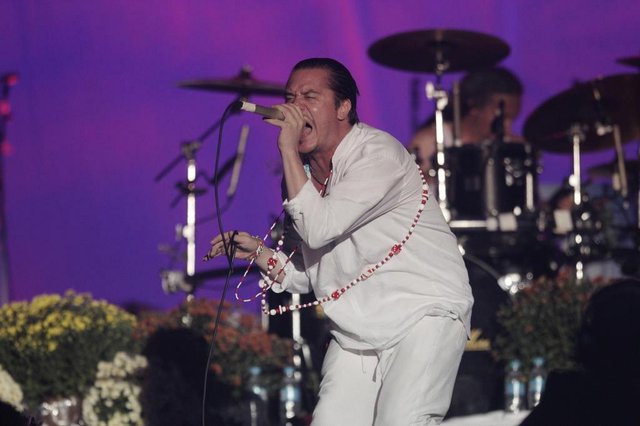 SP - SWU/FAITH NO MORE - VARIEDADES - O vocalista Mike Patton durante show da banda norte-americana Faith No More no encerramento do Festival SWU (Starts With You), em Paulínia, no interior de São Paulo, na madrugada desta terça-feira (15). 15/11/2011 - Foto: TIAGO QUEIROZ/AGÊNCIA ESTADO/AE SP - SWU/FAITH NO MORE - VARIEDADES - O vocalista Mike Patton durante show da banda norte-americana Faith No More no encerramento do Festival SWU (Starts With You), em Paulínia, no interior de São Paulo, na madrugada desta terça-feira (15). 15/11/2011 - Foto: TIAGO QUEIROZ/AGÊNCIA ESTADO/AE
