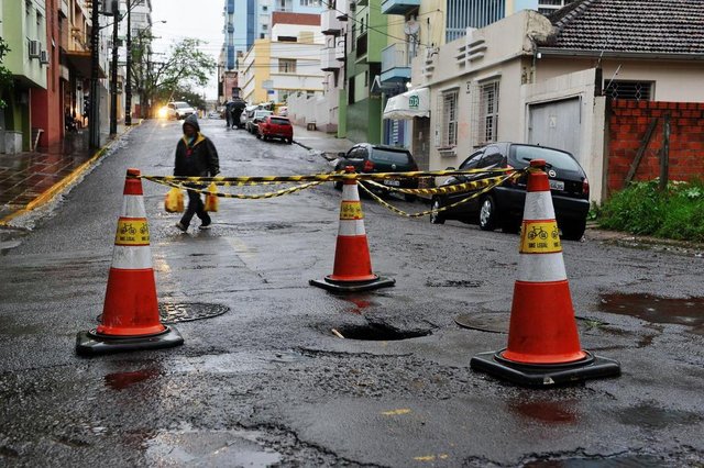  Santa Maria - RS - Brasil 14/09/2017Eros&atilde;o na rua Pantale&atilde;o