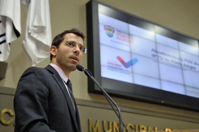 Audiência Pública com o objetivo de debater o Projeto de Lei Complementar do Executivo nº 13/17, que propõe alterações no IPTU de Porto Alegre. Na foto, o secretário municipal da fazenda, Leonardo Busatto. Audiência Pública com o objetivo de debater o Projeto de Lei Complementar do Executivo nº 13/17, que propõe alterações no IPTU de Porto Alegre. Na foto, o secretário municipal da fazenda, Leonardo Busatto.