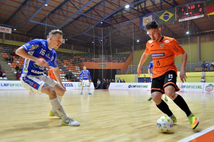 CARLOS BARBOSA (RS), 22/7/2017: o pivô Dener durante jogo da ACBF contra o Joaçaba pela Liga Nacional de Futsal 2017. CARLOS BARBOSA (RS), 22/7/2017: o pivô Dener durante jogo da ACBF contra o Joaçaba pela Liga Nacional de Futsal 2017.