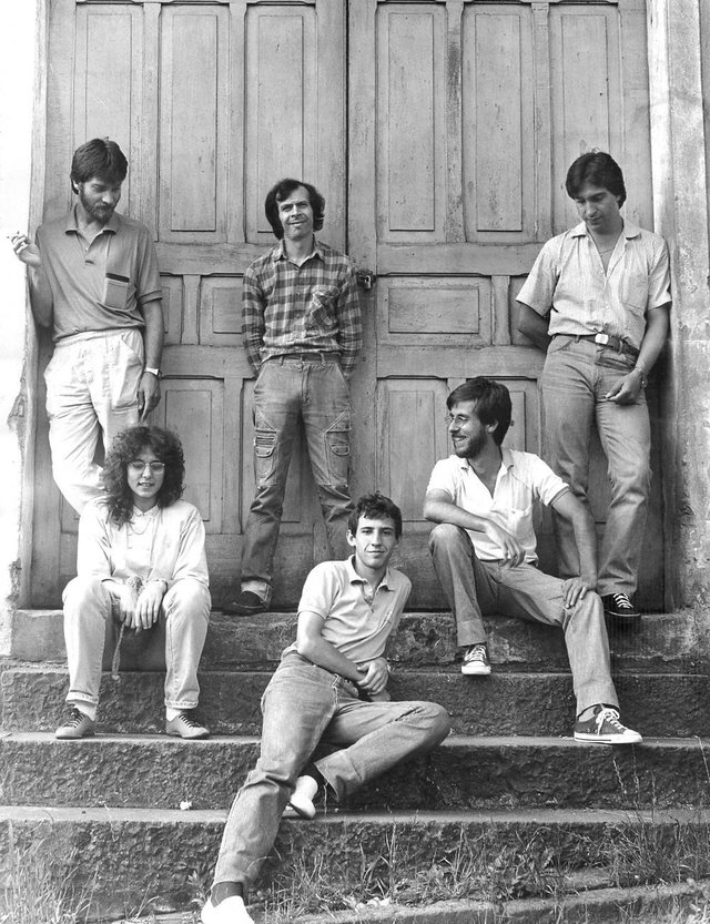 1. Musical Vertente em 1987. Da esquerda para a direita, em pé: Selestino Oliveira, João Costa e Vasco Machado. Sentados: Gioconda Menagazzo, Lauro Biassio e João Geraldo Silveira. 1. Musical Vertente em 1987. Da esquerda para a direita, em pé: Selestino Oliveira, João Costa e Vasco Machado. Sentados: Gioconda Menagazzo, Lauro Biassio e João Geraldo Silveira.