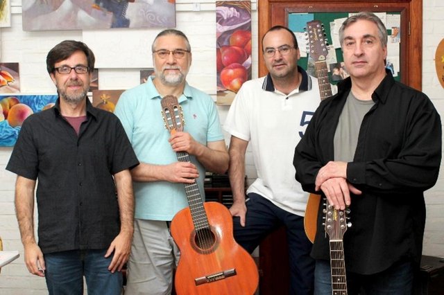 Banda Rota Lunar: Selestino Oliveira (voz e violão), Vasco Machado (violão, viola, charango e vocais), João Geraldo Silveira (bateria e percussão) e Jonas Reis (baixo, teclado, violão e vocais) Banda Rota Lunar: Selestino Oliveira (voz e violão), Vasco Machado (violão, viola, charango e vocais), João Geraldo Silveira (bateria e percussão) e Jonas Reis (baixo, teclado, violão e vocais)