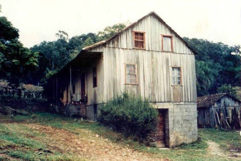 Casa centenária que abrigou a Família Bisol no lote 64º do Travessão Solferino / Acervo da Família Bisol