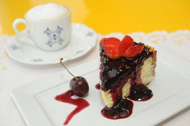 JOINVILLE, SC, BRASIL (12-09-2017) - cheesecake de frutas vermelhas e cappuccino do restaurante Santa Mistura. (Foto: Maykon Lammerhirt, A Notícia) JOINVILLE, SC, BRASIL (12-09-2017) - cheesecake de frutas vermelhas e cappuccino do restaurante Santa Mistura. (Foto: Maykon Lammerhirt, A Notícia)