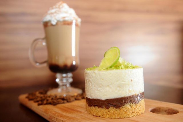 JOINVILLE, SC, BRASIL (12-09-2017) - Tortinha de limão e cappuccino da Confeitaria Semente da Terra. (Foto: Maykon Lammerhirt, A Notícia) JOINVILLE, SC, BRASIL (12-09-2017) - Tortinha de limão e cappuccino da Confeitaria Semente da Terra. (Foto: Maykon Lammerhirt, A Notícia)