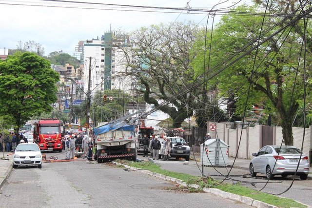 Um acidente de tr&acirc;nsito, no in&iacute;cio da tarde desta sexta-feira, deixou moradores da &aacute;rea central de Santa Maria sem energia el&eacute;trica. Um caminh&atilde;o, que trafegava pela Avenida Fernando Ferrari, acabou enroscando na fia&ccedil;&atilde;o e teria derrubado quatro postes da avenida.