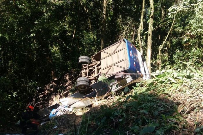 Micro-ônibus cai em ribanceira e deixa mortos e feridos na serra da Rodovia Oswaldo Cruz em Ubatuba, SP
Micro-ônibus cai em ribanceira e deixa mortos e feridos na serra da Rodovia Oswaldo Cruz em Ubatuba, SP
