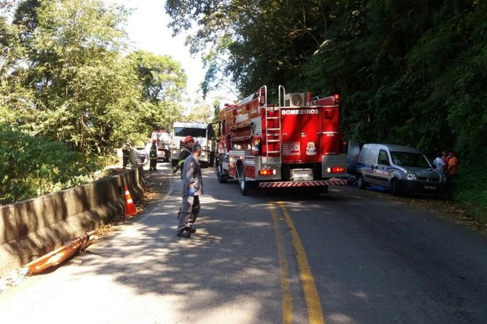 Micro-ônibus cai em ribanceira e deixa mortos e feridos na serra da Rodovia Oswaldo Cruz em Ubatuba, SP
Micro-ônibus cai em ribanceira e deixa mortos e feridos na serra da Rodovia Oswaldo Cruz em Ubatuba, SP