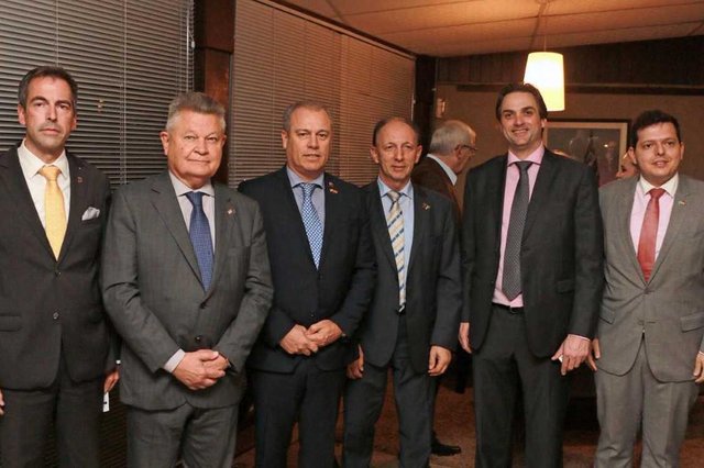 A Câmara de Comércio Brasil-Alemanha fez esta semana um jantar especial para recepcionar a delegação do estado alemão de Baden-Württemberg. Eles vieram à Joinville para participar da 11ª edição da Intermach - Feira e Congresso Internacional de Tecnologia, Máquinas, Equipamentos, Automação e Serviços para a Indústria Metalmecânica que aconteceu na Expoville. No jantar, o secretário de assuntos internacionais do estado, Carlos Adauto Virmond, falou sobre Santa Catarina. Já o prefeito Udo Döhler, falou sobre Joinville. Todos ficaram muito impressionados e se disseram encantados com o desenvolvimento catarinense. A Câmara de Comércio Brasil-Alemanha fez esta semana um jantar especial para recepcionar a delegação do estado alemão de Baden-Württemberg. Eles vieram à Joinville para participar da 11ª edição da Intermach - Feira e Congresso Internacional de Tecnologia, Máquinas, Equipamentos, Automação e Serviços para a Indústria Metalmecânica que aconteceu na Expoville. No jantar, o secretário de assuntos internacionais do estado, Carlos Adauto Virmond, falou sobre Santa Catarina. Já o prefeito Udo Döhler, falou sobre Joinville. Todos ficaram muito impressionados e se disseram encantados com o desenvolvimento catarinense.