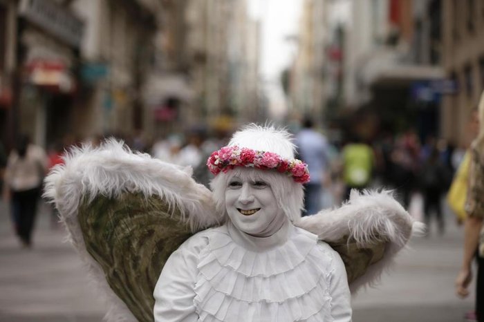 PORTO ALEGRE, RS, BRASIL, 15-09-2017: Olhares da esquina democrática - matéria especial sobre os 20 anos de tombamento da esquina entre a Rua dos Andradas com a Avenida Borges de Medeiros, local marcado por diversos protestos políticos na capital. Na foto, Abraham Ponce - artista de rua (FOTO FÉLIX ZUCCO/AGÊNCIA RBS, Editoria de Porto Alegre).
PORTO ALEGRE, RS, BRASIL, 15-09-2017: Olhares da esquina democrática - matéria especial sobre os 20 anos de tombamento da esquina entre a Rua dos Andradas com a Avenida Borges de Medeiros, local marcado por diversos protestos políticos na capital. Na foto, Abraham Ponce - artista de rua (FOTO FÉLIX ZUCCO/AGÊNCIA RBS, Editoria de Porto Alegre).