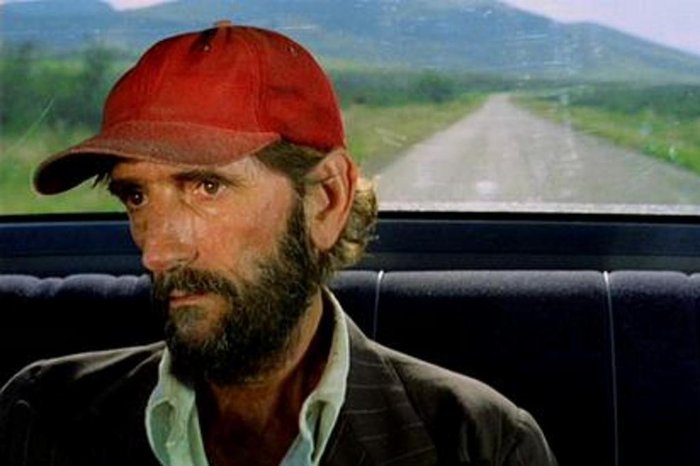 Paris, Texas, o cultuado filme de 1984 dirigido pelo cineasta alemão Wim Wenders, é o destaque na programação do Telecine Cult deste domingo, às 22h. A trama tem como protagonista Travis (Harry Dean Stanton), um homem que, depois de perder a memória, vaga pelos Estados Unidos até ser encontrado no deserto por seu irmão. Tem início então um emocionante processo de reintegração de Travis com sua sanidade e com sua família, que
desperta nele o desejo de reencontrar, ao lado do filho, a ex-mulher
(Nastassja Kinski).
#PÁGINA:06
Fonte: Divulgação Paris, Texas, o cultuado filme de 1984 dirigido pelo cineasta alemão Wim Wenders, é o destaque na programação do Telecine Cult deste domingo, às 22h. A trama tem como protagonista Travis (Harry Dean Stanton), um homem que, depois de perder a memória, vaga pelos Estados Unidos até ser encontrado no deserto por seu irmão. Tem início então um emocionante processo de reintegração de Travis com sua sanidade e com sua família, que
desperta nele o desejo de reencontrar, ao lado do filho, a ex-mulher
(Nastassja Kinski).
#PÁGINA:06
Fonte: Divulgação