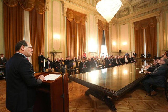PORTO ALEGRE, RS, BRASIL 15.09.2017: O projeto de lei que cria a Pol&iacute;tica Estadual do Carv&atilde;o Mineral e institui o Polo Carboqu&iacute;mico do Estado foi apresentado, nesta manh&atilde; (15), pelo governador Jos&eacute; Ivo Sartori e pelo secret&aacute;rio de Minas e Energia, Artur Lemos. A proposta deve agora ser encaminhada &agrave; Assembleia Legislativa. Foto: Karine Viana/Pal&aacute;cio Piratini.