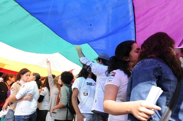 Casais gays fazem um beijaço contra a homofobia na Esquina Democrática.
Casais gays fazem um beijaço contra a homofobia na Esquina Democrática.