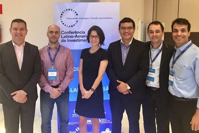 A partir da esquerda, o presidente da Agência Paranaense de Desenvolvimento Adalberto Netto, executivo da Investe SC e SCPar Maurício Melo, Loren Spíndola, executiva da Apex para relações internacionais e agências estaduais, e os executivos que atuam pela Investe-SC mas nas respectivas instituições, Guilhermo Ávila (Fiesc), Antonio Slosaski (Secretaria de Estado de Desenvolvimento), e Renato Lacerda (Secretaria da Fazenda). A partir da esquerda, o presidente da Agência Paranaense de Desenvolvimento Adalberto Netto, executivo da Investe SC e SCPar Maurício Melo, Loren Spíndola, executiva da Apex para relações internacionais e agências estaduais, e os executivos que atuam pela Investe-SC mas nas respectivas instituições, Guilhermo Ávila (Fiesc), Antonio Slosaski (Secretaria de Estado de Desenvolvimento), e Renato Lacerda (Secretaria da Fazenda).